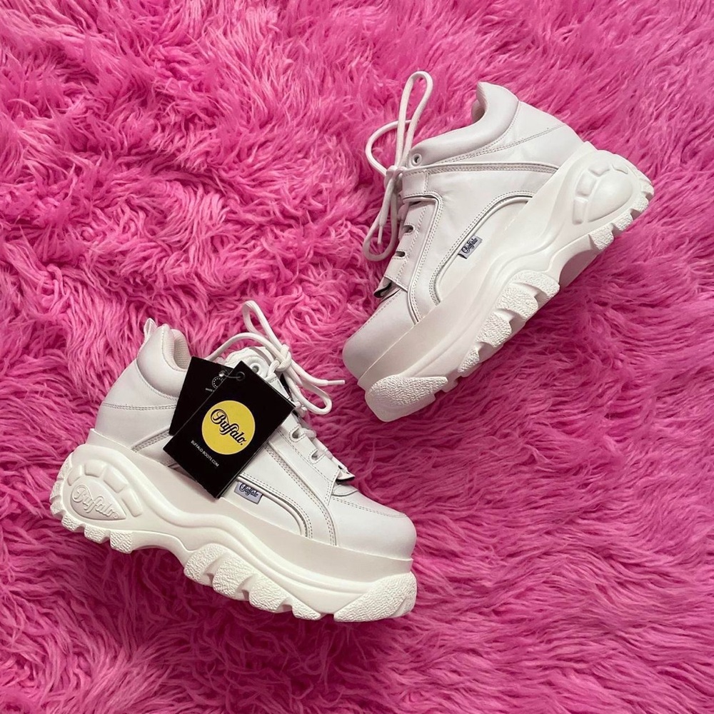 NWT buffalo london white chunky platform sneakers dolls kill size 9
